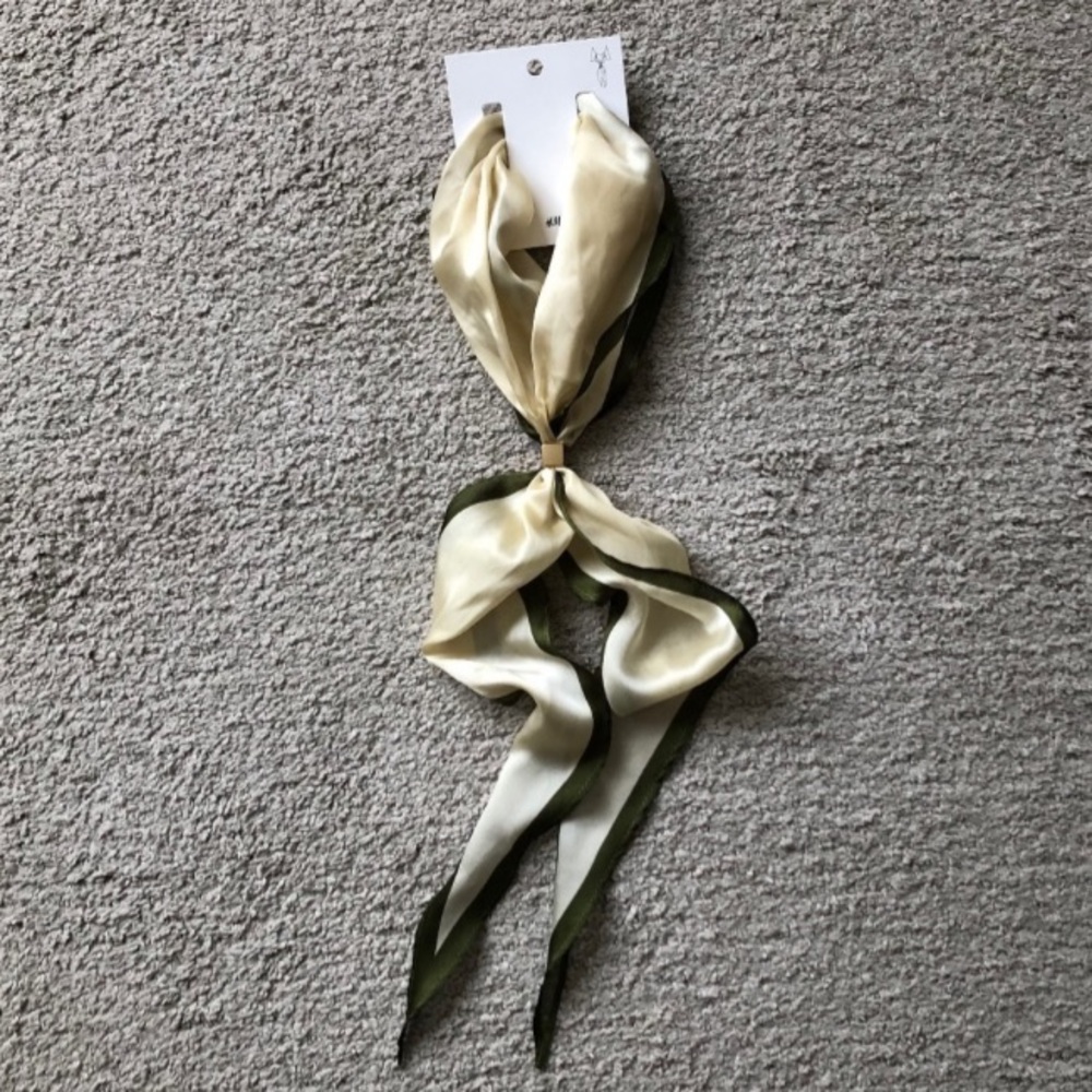 H&M Small Triangular Scarf .NWT.